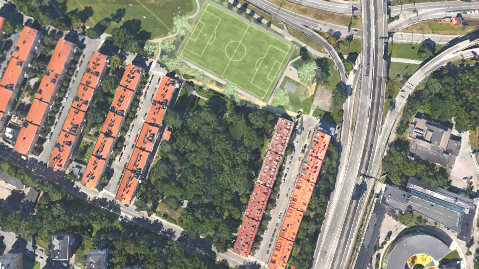 Fotbollsplan, bostadshus, bilväg, gräsmattor och träd. 3D-visualisering.